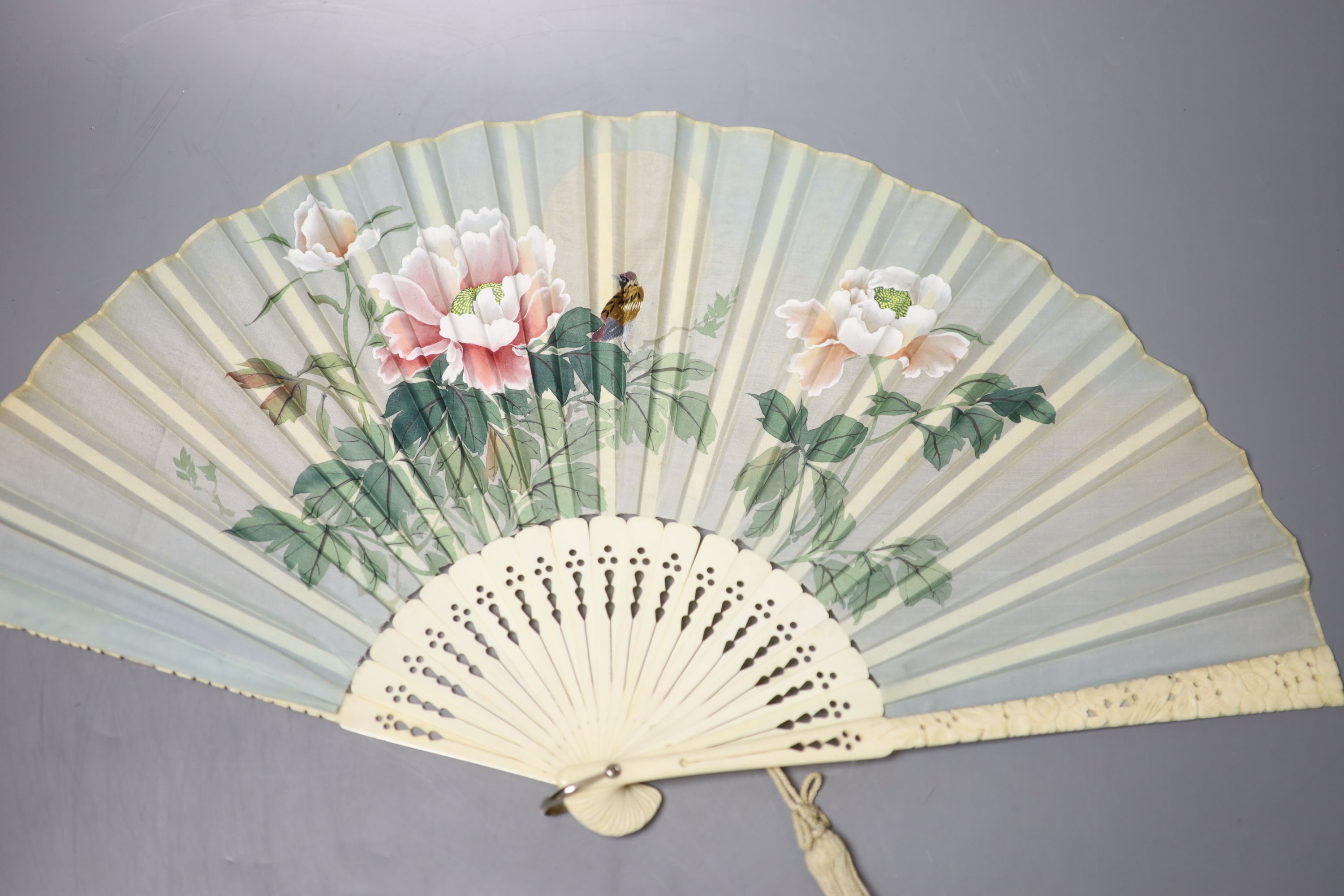 A quantity of mixed fans including a black Chantilly lace fan